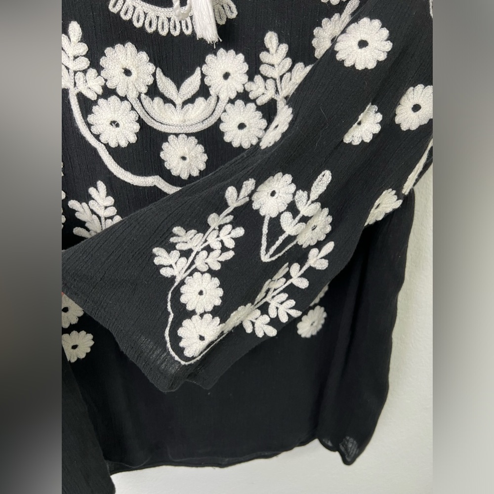 KC Khakis & Co Black & White Embroidered Boho Top - Picture 6 of 13